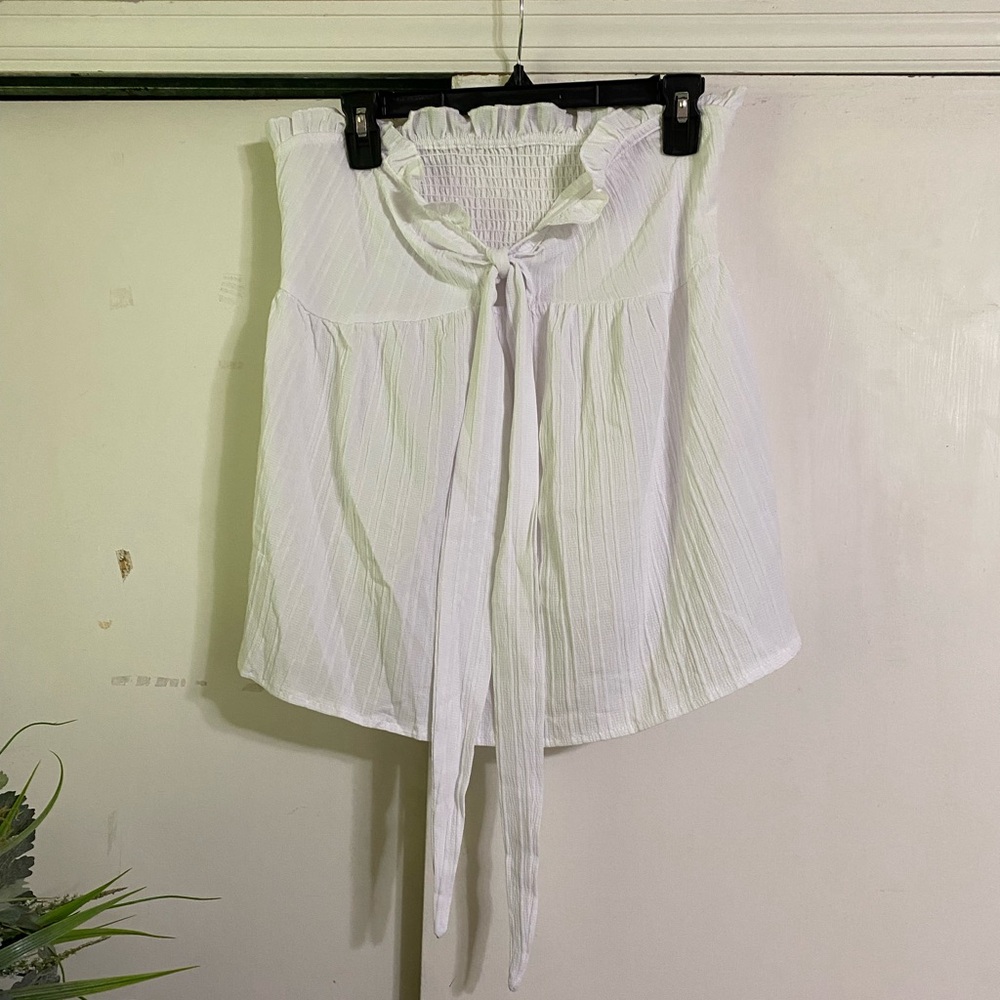 Strapless white crinkle material top